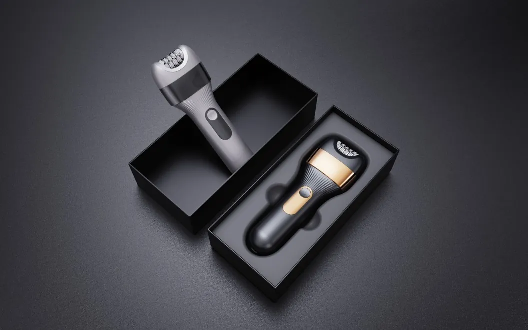 Open display box with shaver and spare head